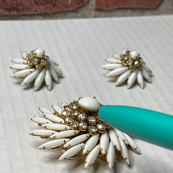 Judy Lee Navette White Milk Glass & Rhinestones Swirl Brooch w/set of earrings - Picture 15 of 17
